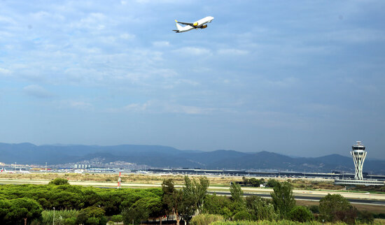 A plane taking off from the Barcelona airport (by Àlex Recolons)
